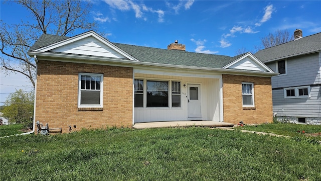 view of front of home featuring a front yard