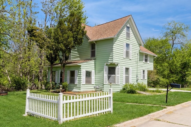 view of front of home featuring a front yard