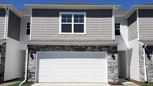 view of front facade featuring a garage