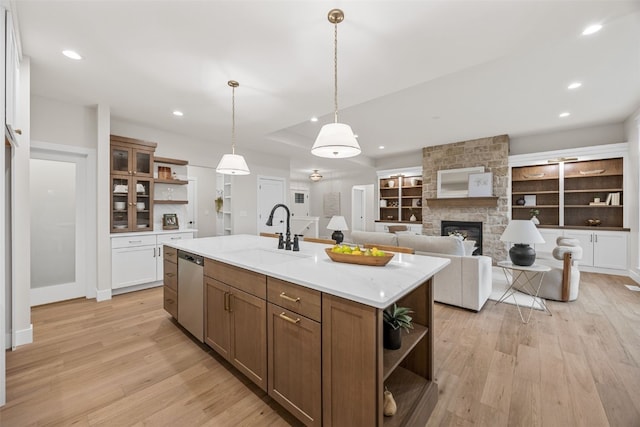 2733 Brookfield Dr, Marion, IA 52302 - kitchen featuring open shelves, dishwasher, a sink, light wood-type flooring, and an island with sink