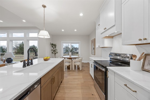 2733 Brookfield Dr, Marion, IA 52302 - kitchen with stainless steel appliances, a sink, light wood-style flooring, recessed lighting, and white cabinetry