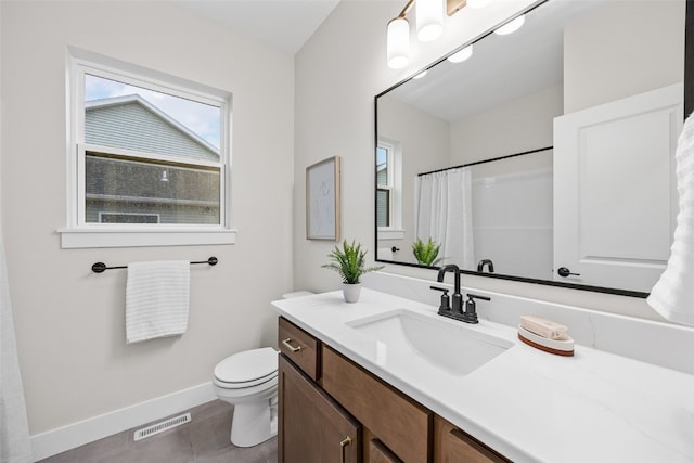 2733 Brookfield Dr, Marion, IA 52302 - full bath featuring vanity, toilet, tile patterned flooring, baseboards, and curtained shower