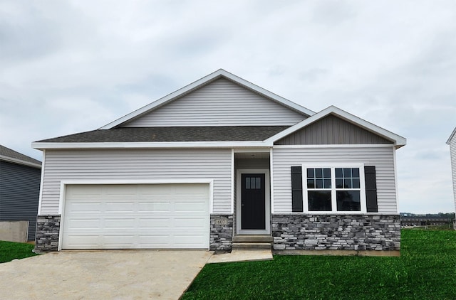 view of front facade featuring a front yard and a garage