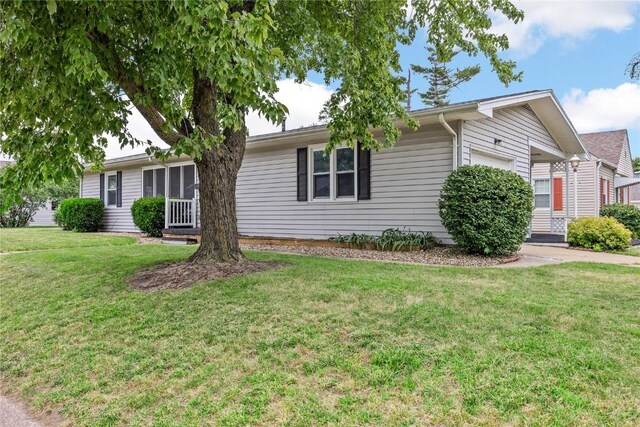 view of front facade with a front yard