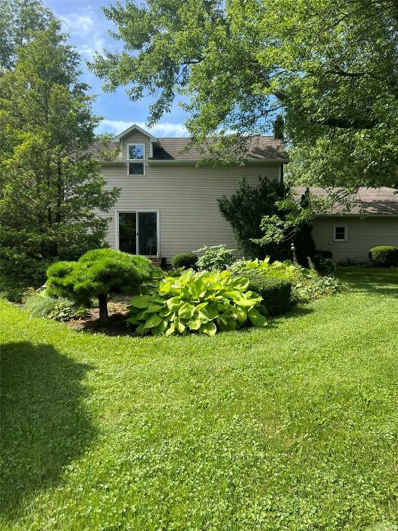 view of side of property featuring a lawn