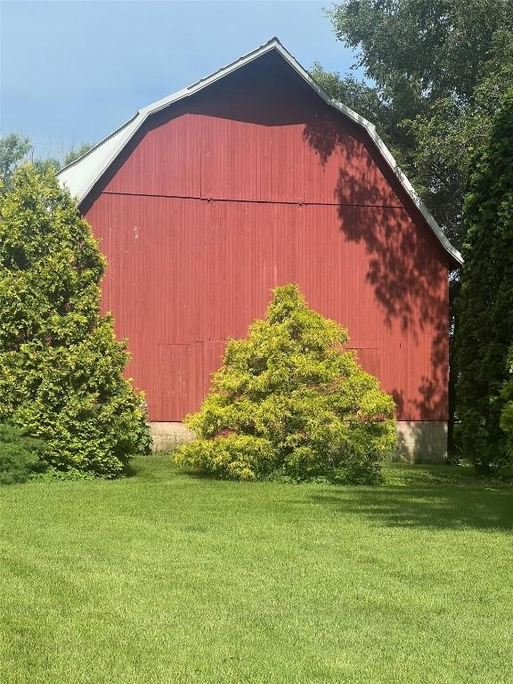 view of barn with a yard