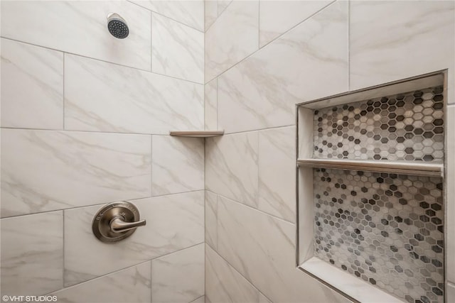 bathroom featuring a tile shower