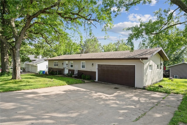 ranch-style house featuring a front yard