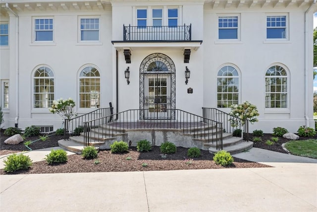 entrance to property featuring a balcony