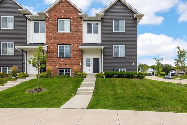 townhome / multi-family property featuring a front yard