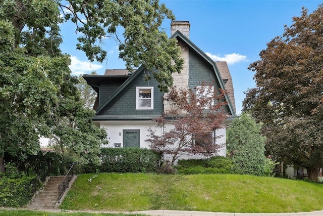 back of house featuring a yard