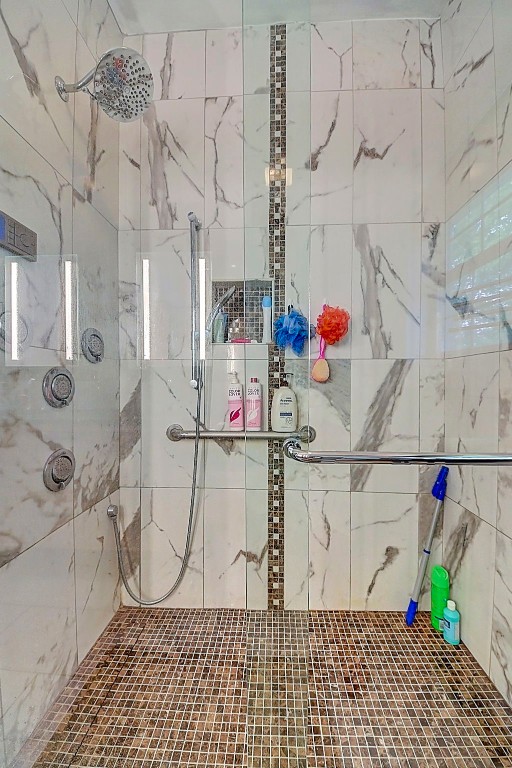 full bathroom featuring a tile shower