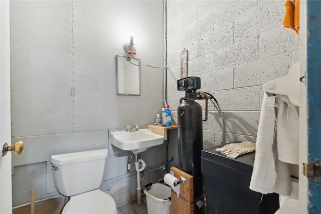 bathroom featuring sink and toilet