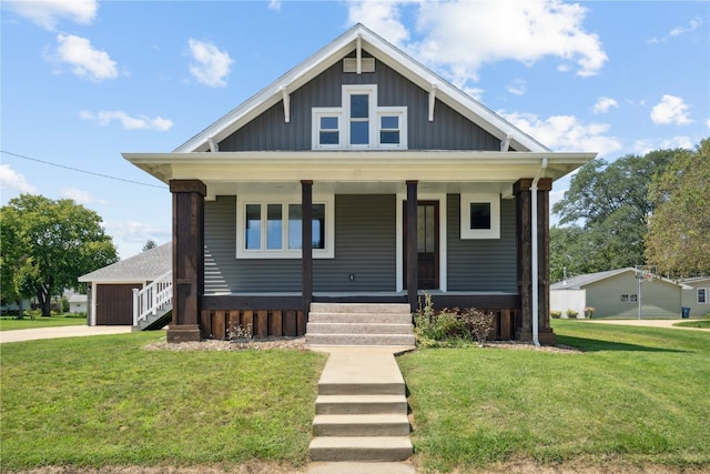 view of front of property featuring a front yard and covered porch