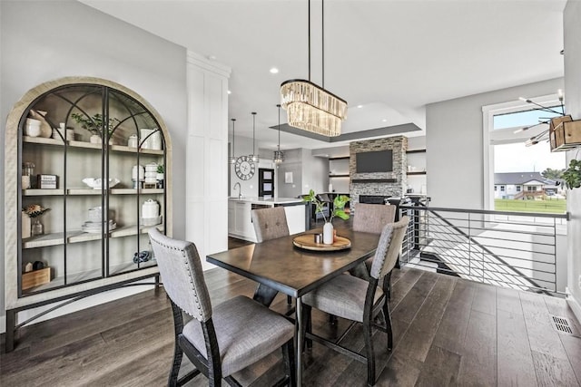 dining area featuring dark wood-type flooring, an inviting chandelier, visible vents, and recessed lighting