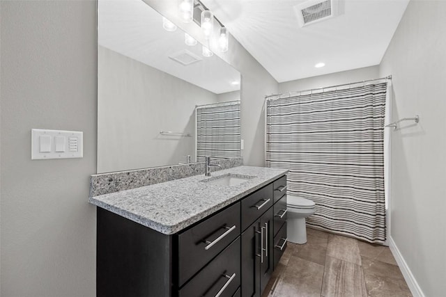 full bathroom with curtained shower, toilet, visible vents, vanity, and baseboards