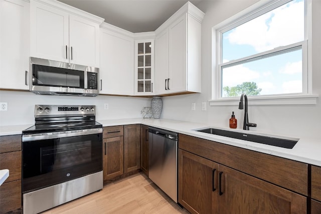 5638 Meadow Grass Cir SE, Cedar Rapids, IA 52403 - kitchen with stainless steel appliances, a sink, and light countertops