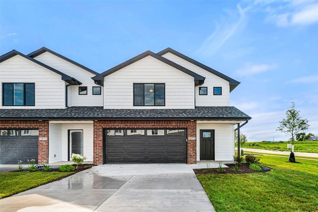 view of front facade featuring a garage and a front yard