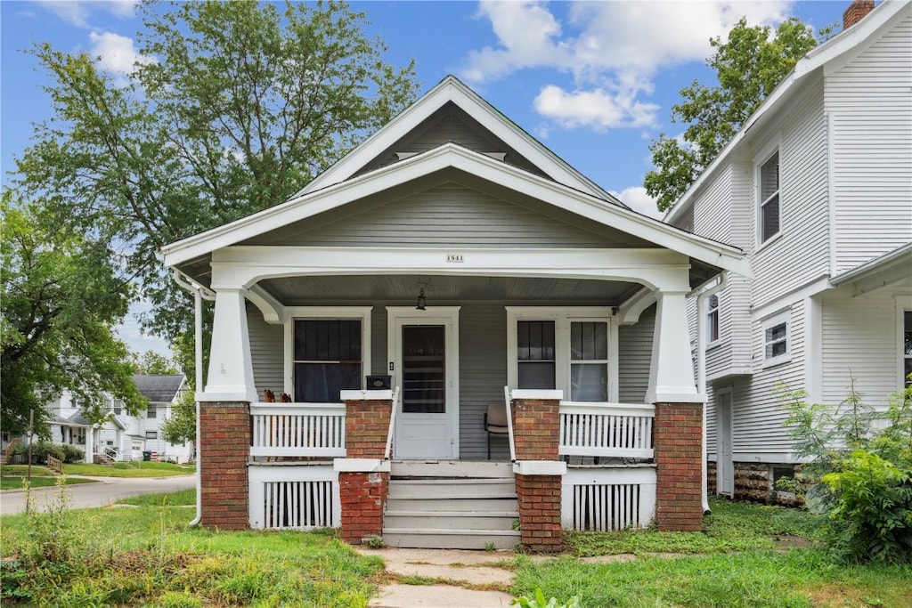 view of front facade with covered porch