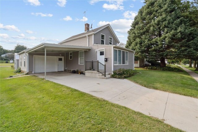 view of front of property featuring a carport and a front yard