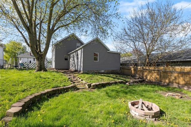 view of yard featuring a fire pit