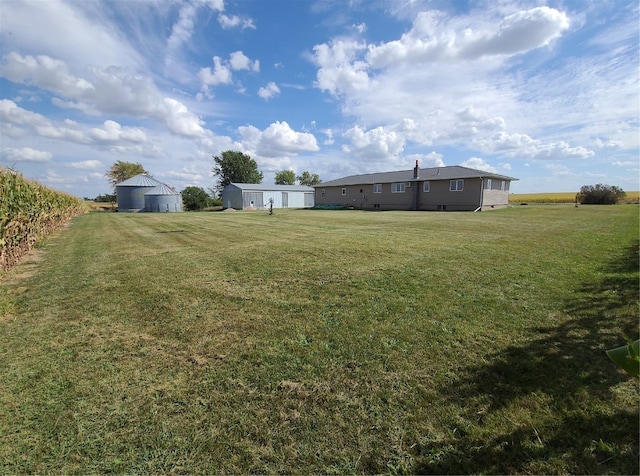 view of yard featuring a rural view