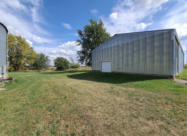 view of yard with an outdoor structure