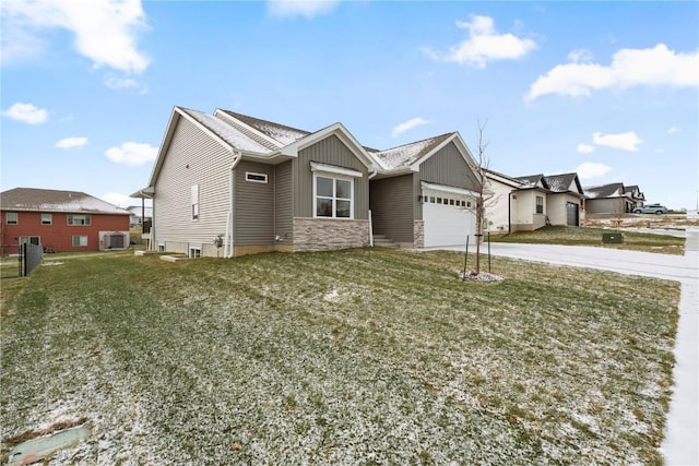 view of front facade featuring a front yard and a garage