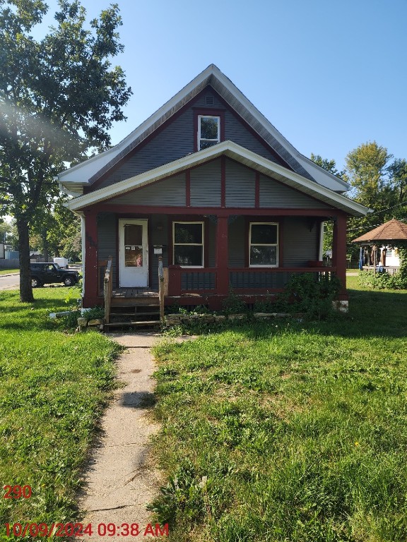 view of front facade featuring a front lawn and a porch