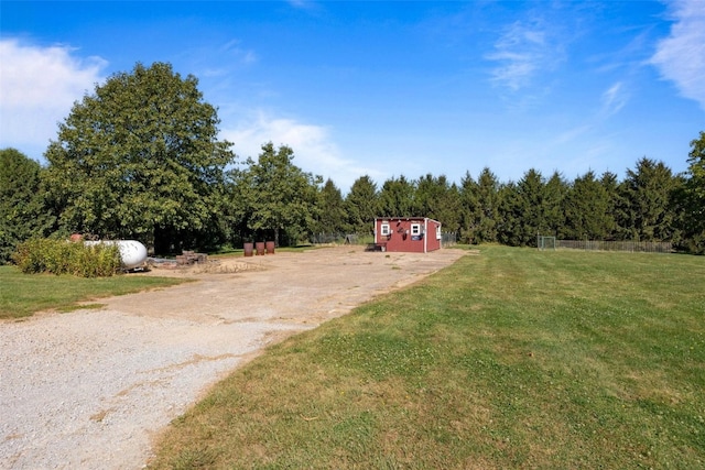 view of yard featuring a rural view