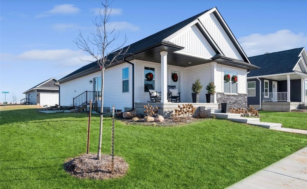 view of front of property featuring a porch and a front lawn