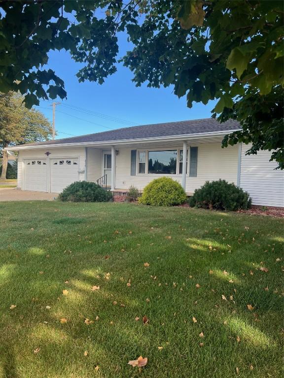 419 W 15th St, Vinton, IA 52349 - ranch-style house with an attached garage and a front yard