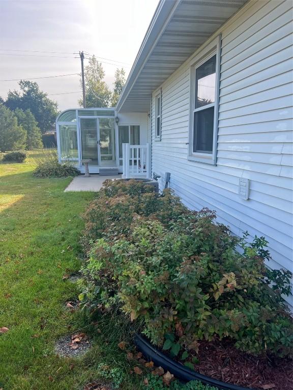 419 W 15th St, Vinton, IA 52349 - view of yard with a sunroom