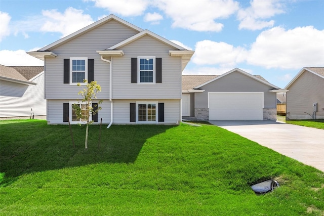 view of front of house featuring a front yard and a garage