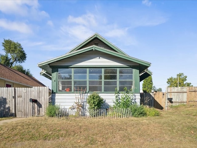 view of front of home with a front yard