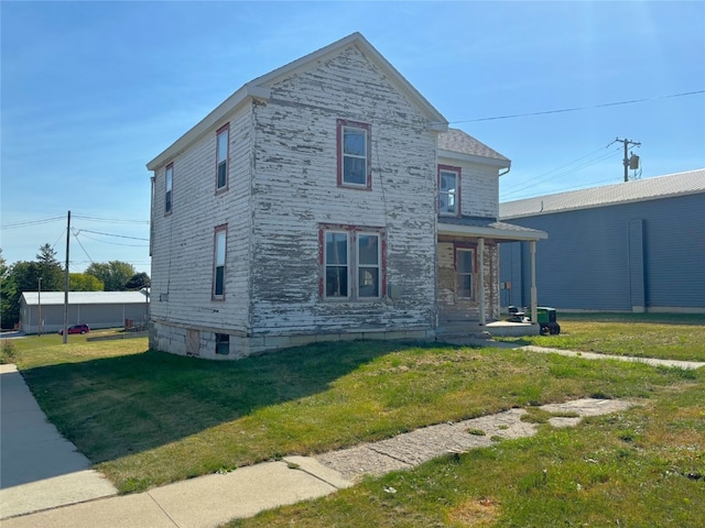 view of front of property featuring a front yard