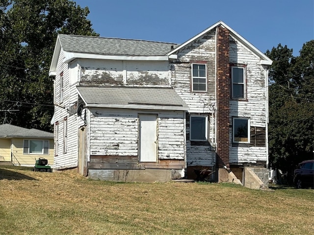 view of front of property featuring a front yard