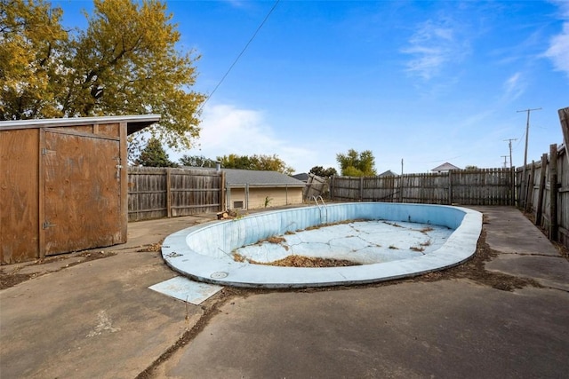 view of swimming pool