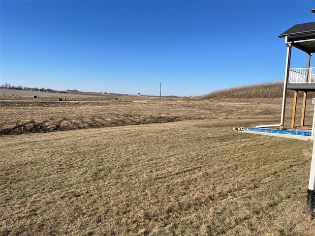 view of yard featuring a rural view