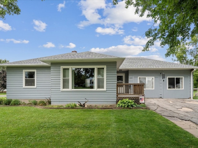 view of front facade with a front lawn