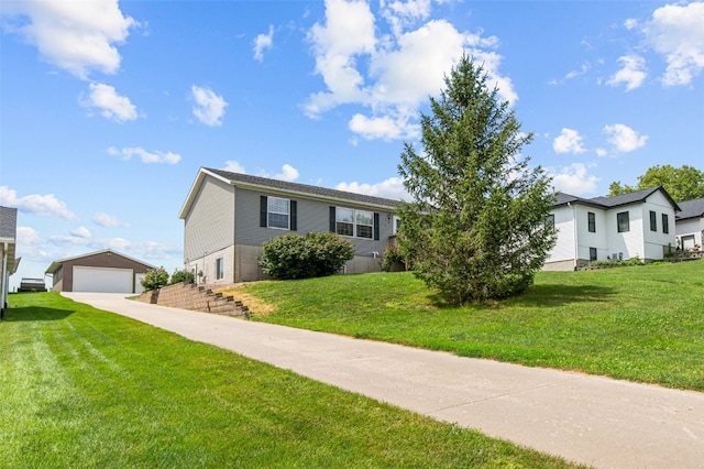 view of front of property featuring a front lawn