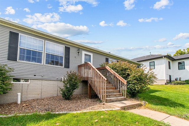 view of front of property featuring a front yard