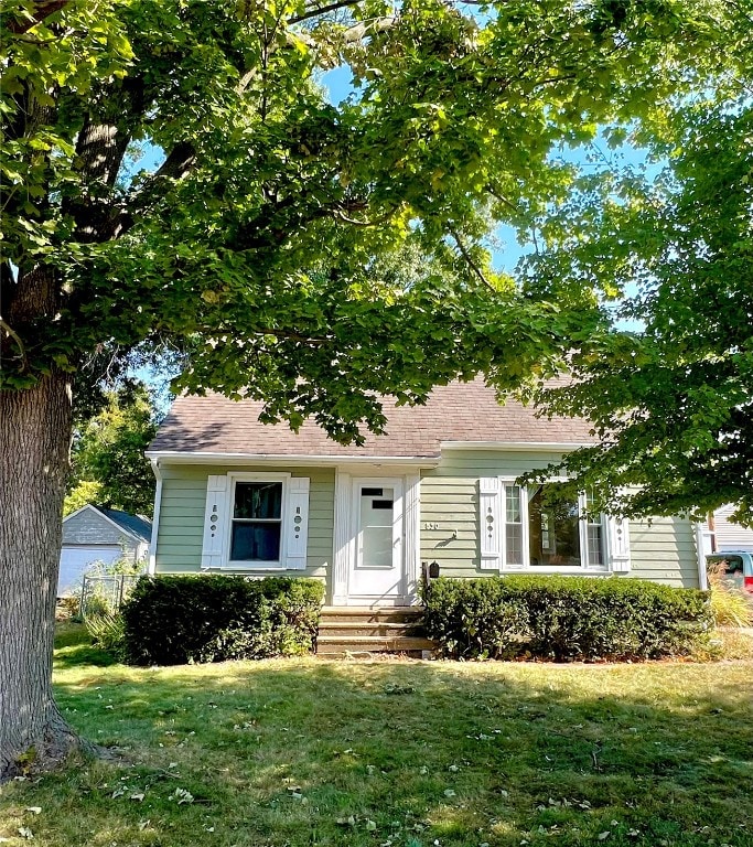 view of front facade with a front lawn