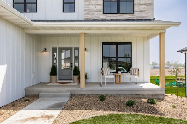 entrance to property featuring covered porch