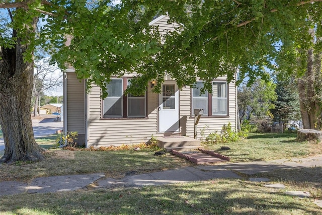 view of front facade with a front yard