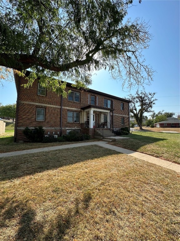 view of front facade with a front lawn