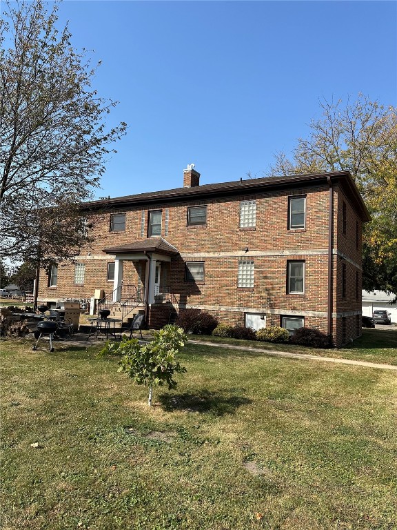 back of house featuring a yard