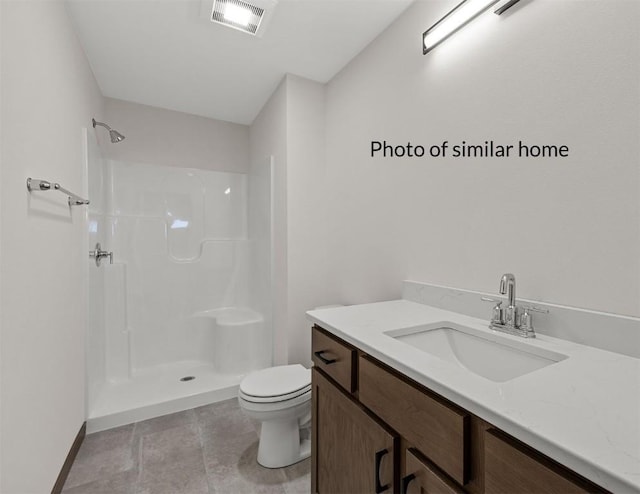 full bathroom featuring toilet, a shower, vanity, and visible vents