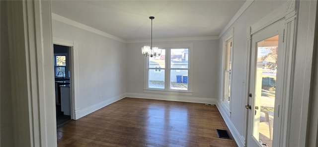 unfurnished dining area featuring sink, ornamental molding, an inviting chandelier, and dark hardwood / wood-style floors