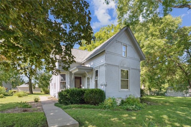 view of front facade with a front yard